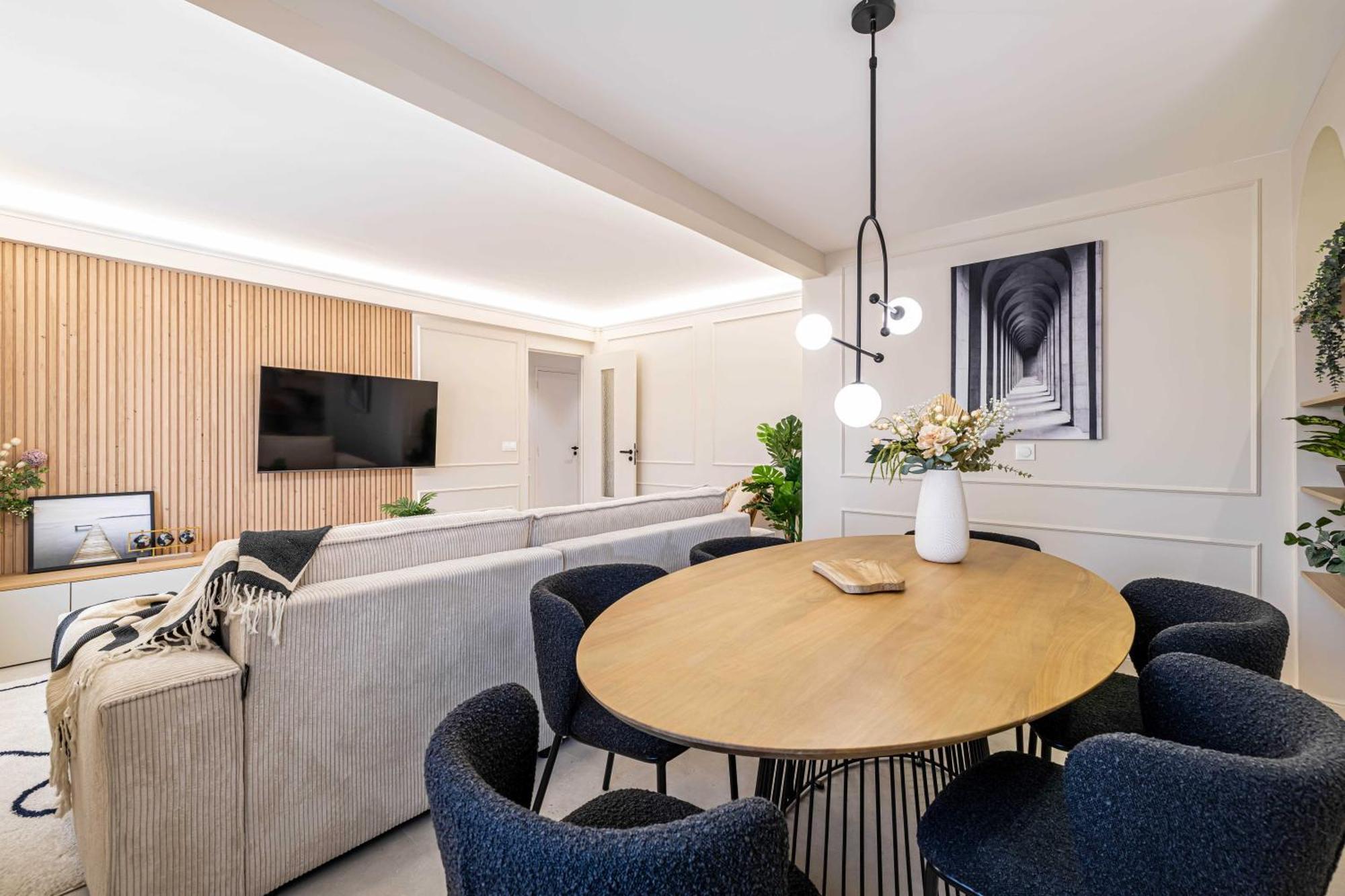 Beautiful Haussmannian - South Balcony Apartment *