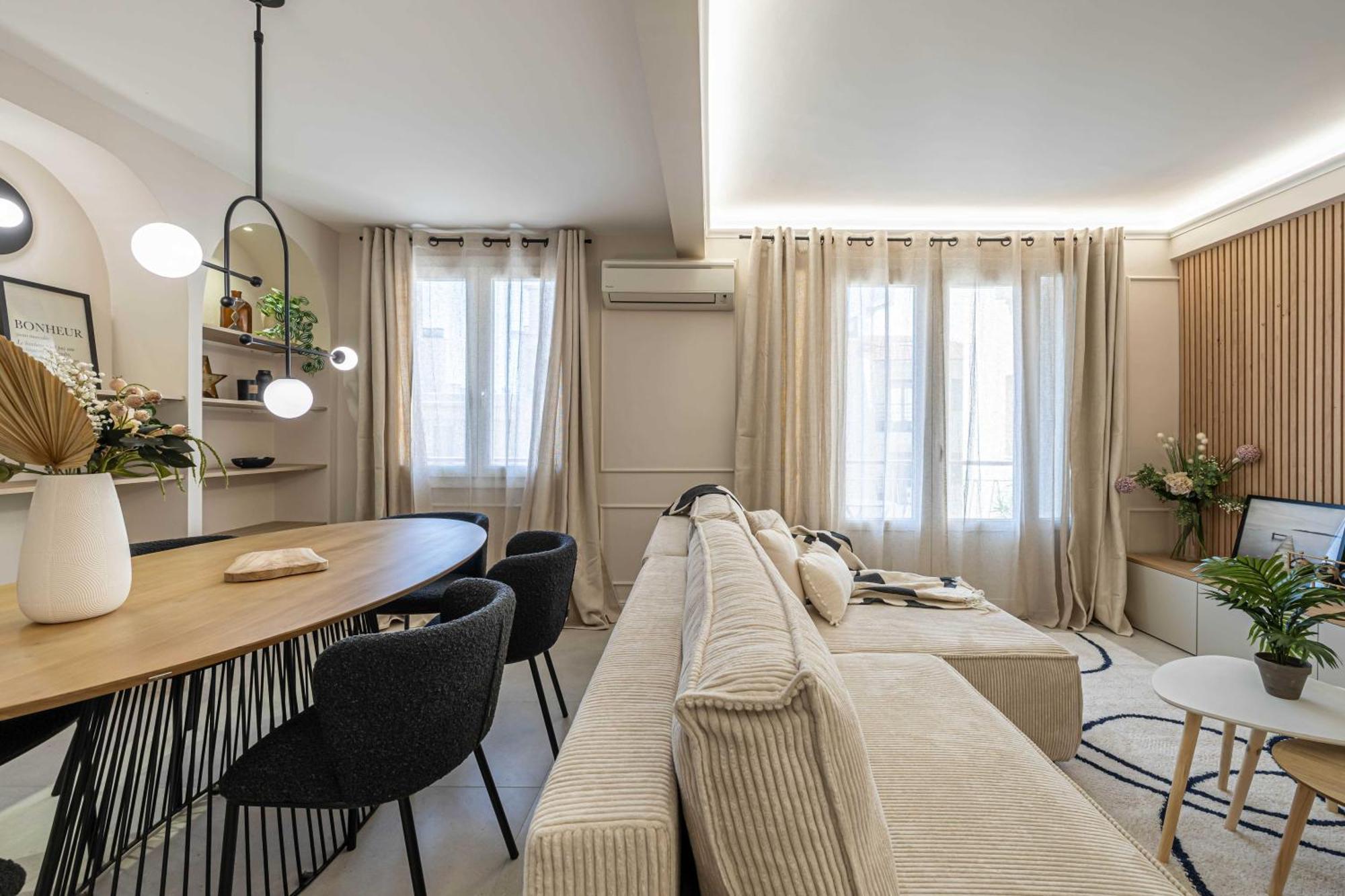Beautiful Haussmannian - South Balcony Apartment *