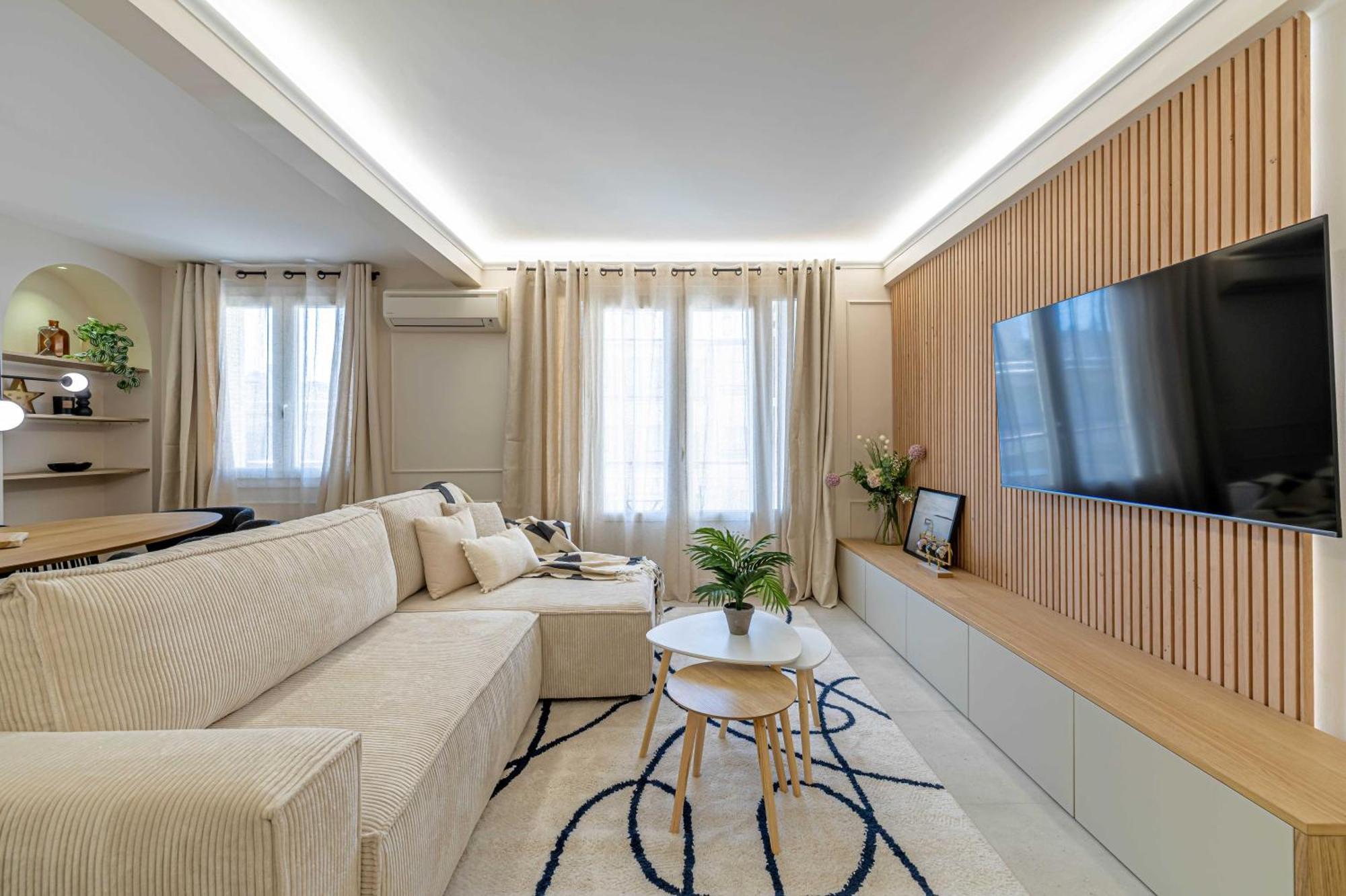 Beautiful Haussmannian - South Balcony