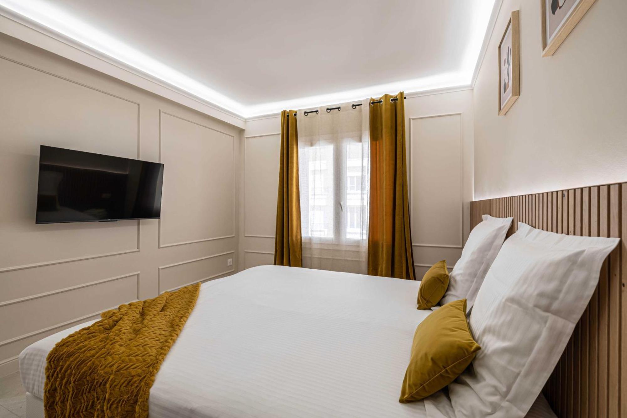Beautiful Haussmannian - South Balcony Apartment Cannes